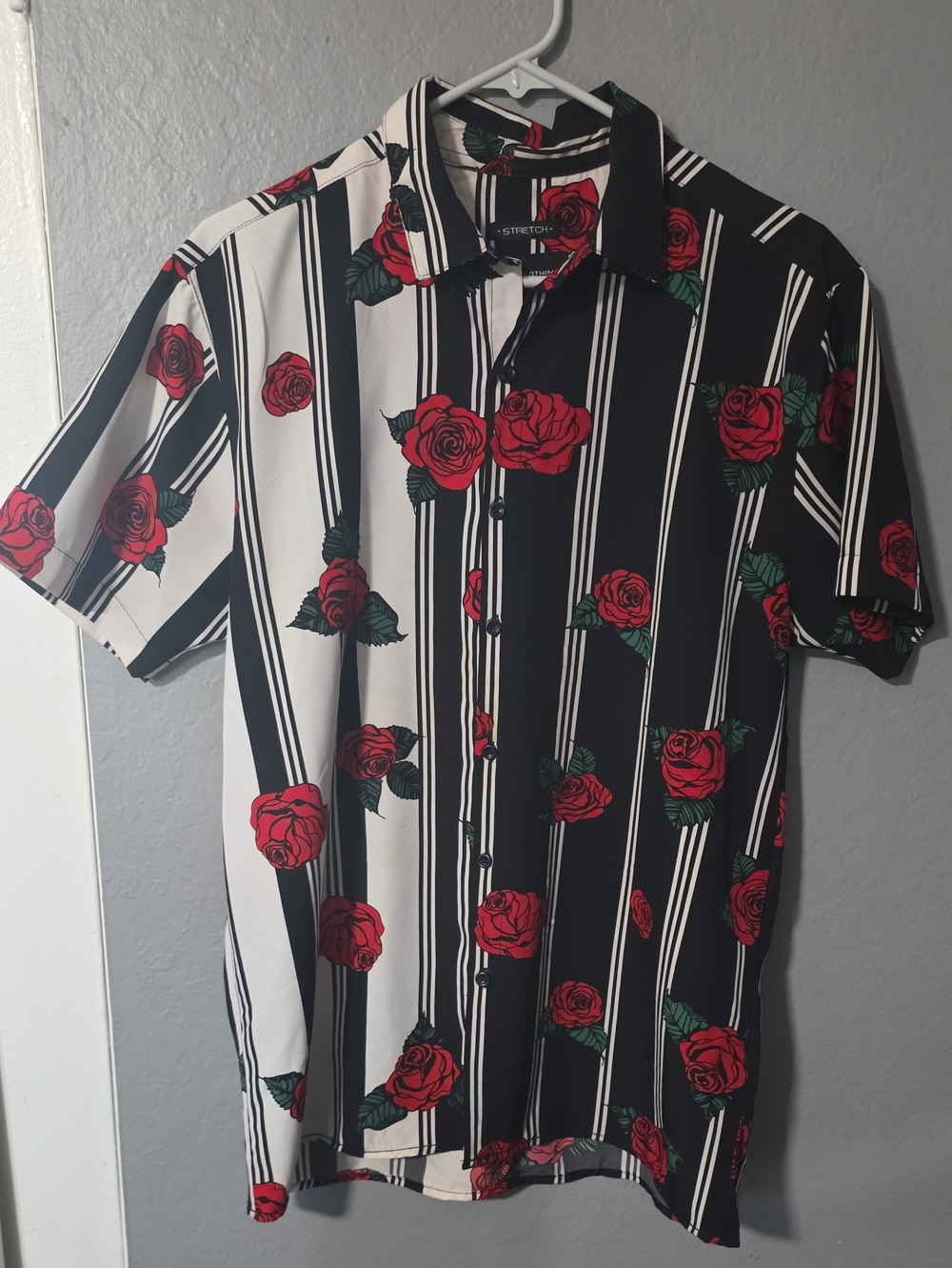 Men's Short-Sleeve Button-Down Shirt with Red Rose Stripe Print